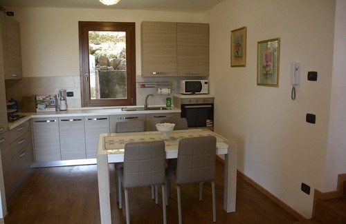 Toscolano Maderno Apartment | Ideal Toscolano Maderno Apartment with Garden & Porch