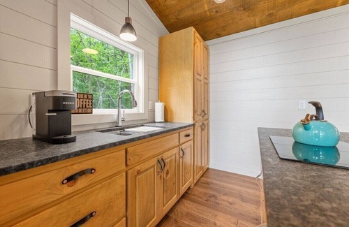 Mineral Bluff Cabin | Experience Bliss in a Tiny Home with Hot Tub & Firepit!