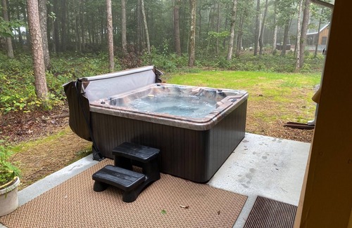 Rising Fawn Cabin | Inviting Dream Cabin with Hot Tub on Lookout Mountain