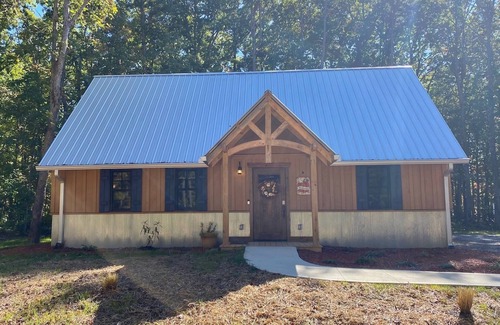 Rising Fawn Cabin | Inviting Dream Cabin with Hot Tub on Lookout Mountain