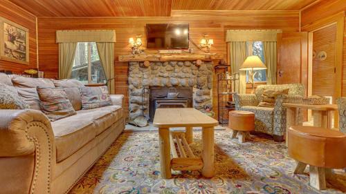 Brightwood House | Guest Rated 10/10: Dream Catcher Cabin with Breakfast