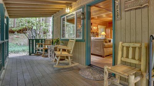 Brightwood House | Guest Rated 10/10: Dream Catcher Cabin with Breakfast