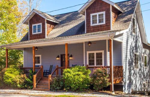 Lake Junaluska House | Experience Dream Come Blue: Family & Pet-Friendly Oasis