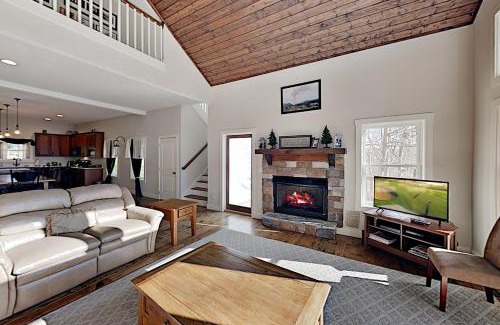 Lake Junaluska House | Experience Dream Come Blue: Family & Pet-Friendly Oasis