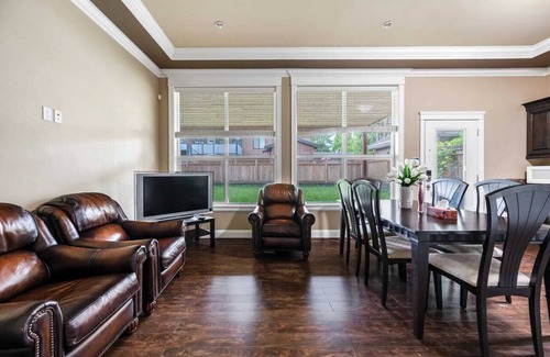 Fleetwood House | Cozy Suite with Kitchen & Private Entrance for Your Stay