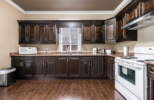Fleetwood House | Cozy Suite with Kitchen & Private Entrance for Your Stay