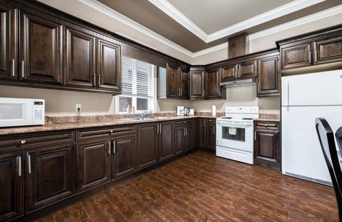 Fleetwood House | Cozy Suite with Kitchen & Private Entrance for Your Stay