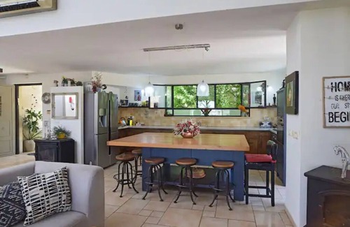 Shoresh House | Charming Dream House in Shoresh: Pet and Child Friendly