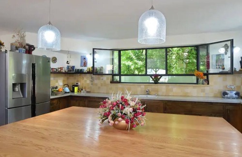 Shoresh House | Charming Dream House in Shoresh: Pet and Child Friendly