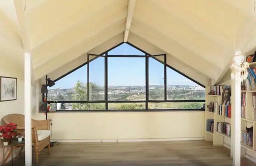Shoresh House | Charming Dream House in Shoresh: Pet and Child Friendly
