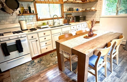 Kerhonkson House | Guest Rated 10/10: Dream House in the Gunks with Pool