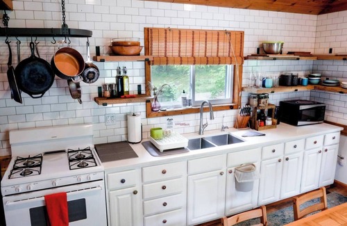 Kerhonkson House | Guest Rated 10/10: Dream House in the Gunks with Pool