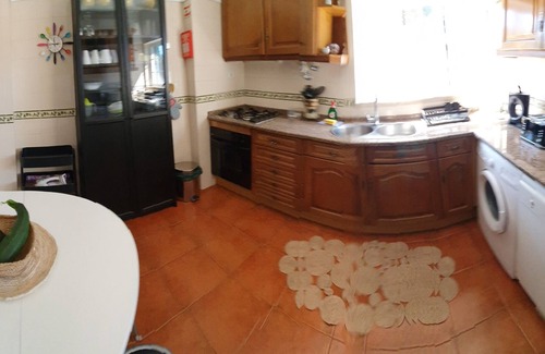 Alfarim House | Dream House Meco: Pet-Friendly Oasis with Ocean View