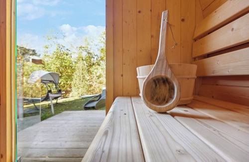 Bungalowdorf an der Talsperre House | Idyllic Getaway at Zeulenrodaer Meer: Pet-Friendly Retreat
