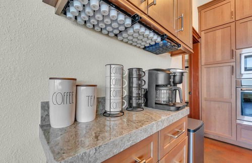 Manchester House | Oceanfront Retreat: Hot Tub, Pet-Friendly & Beach Views!