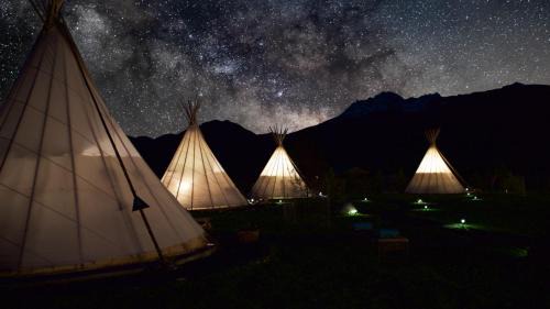 Gardiner Hotel | Experience Dreamcatcher Tipi Hotel: Pet-Friendly Getaway