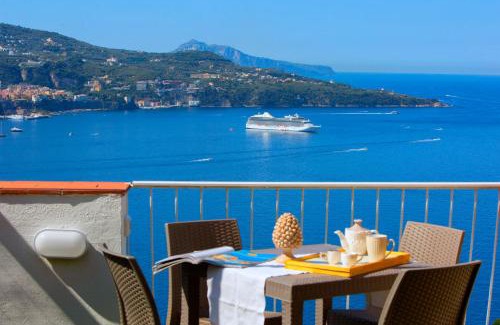 Monte Chiaro Apartment | Relax at Dreamers' Escape with a Soothing Hot Tub
