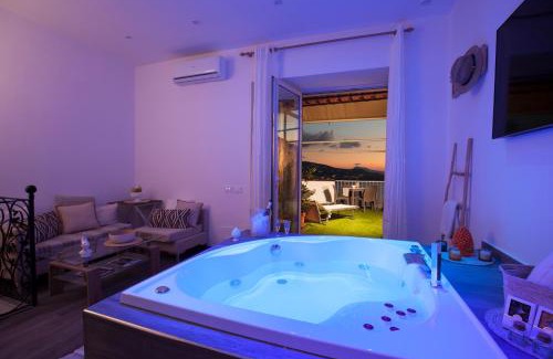 Monte Chiaro Apartment | Relax at Dreamers' Escape with a Soothing Hot Tub