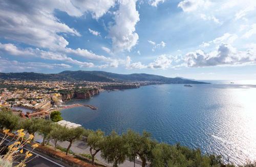Monte Chiaro Apartment | Relax at Dreamers' Escape with a Soothing Hot Tub