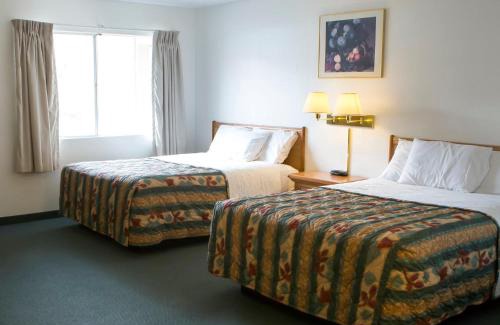 John Day Hotel | Discover Dreamers Lodge: Family-Friendly Retreat with Pool