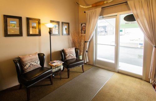 John Day Hotel | Discover Dreamers Lodge: Family-Friendly Retreat with Pool