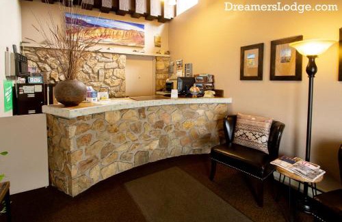 John Day Hotel | Discover Dreamers Lodge: Family-Friendly Retreat with Pool