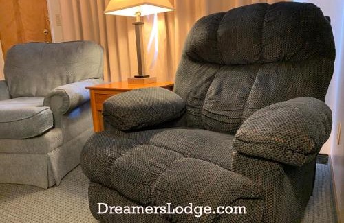 John Day Hotel | Discover Dreamers Lodge: Family-Friendly Retreat with Pool