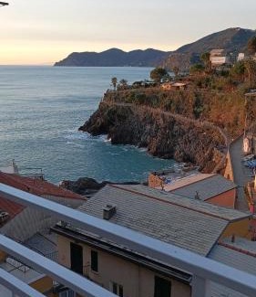 Manarola Apartment | Idyllic Dreamers Sea View: Family-Friendly Retreat Awaits