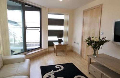 Castlefield Apartment | Discover Dreamhouse Manchester Deansgate: Family & Accessible Stay