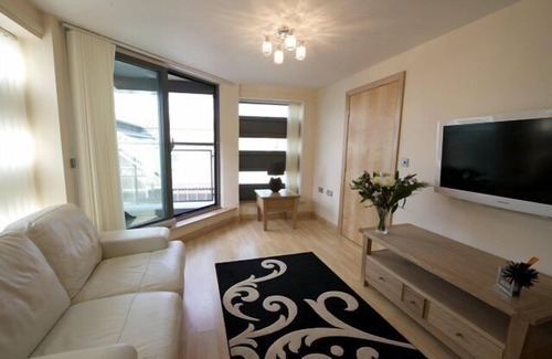 Castlefield Apartment | Discover Dreamhouse Manchester Deansgate: Family & Accessible Stay