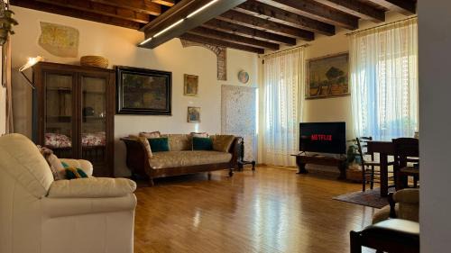 Lazise Old Town Apartment | Experience Dreaming Lazise: Family-Friendly Getaway