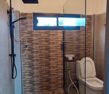 Mae Sariang House | Riverside Retreat: Guest Rated 8.6/10 with Dining Options