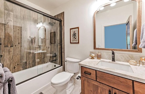 Truckee House | Relaxing Retreat at Dreams and Streams by Tahoe Mountain