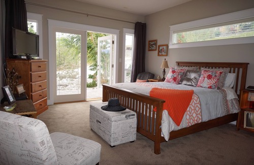 Okanagan-Similkameen Bed & Breakfast | Dreams B&B - Crystal Room: Oceanfront Retreat with Spa