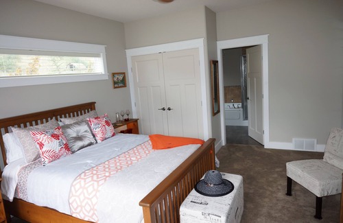 Okanagan-Similkameen Bed & Breakfast | Dreams B&B - Crystal Room: Oceanfront Retreat with Spa