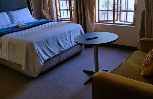 Edenvale Cabin | Relaxing Stay at Dreams Guest House with Pool & Spa