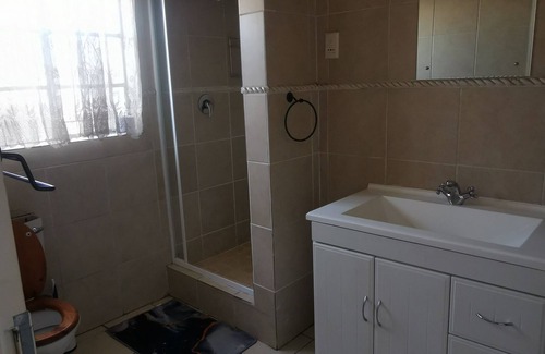 Edenvale Cabin | Relaxing Stay at Dreams Guest House with Pool & Spa