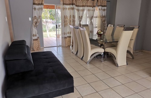 Edenvale Cabin | Relaxing Stay at Dreams Guest House with Pool & Spa