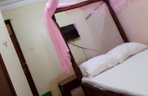 Busia House | Family-Friendly Dreams Lodge with Hot Tub Amenities