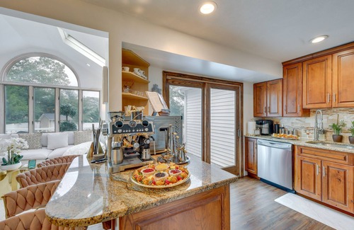 Lake Grove House | Unforgettable Dreams of Paradise with Private Pool & Spa