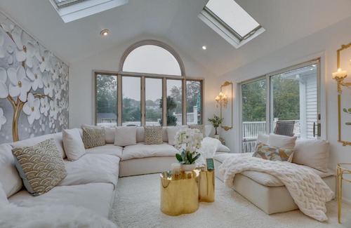 Lake Grove House | Discover Dreams of Paradise: Poolside Retreat Awaits