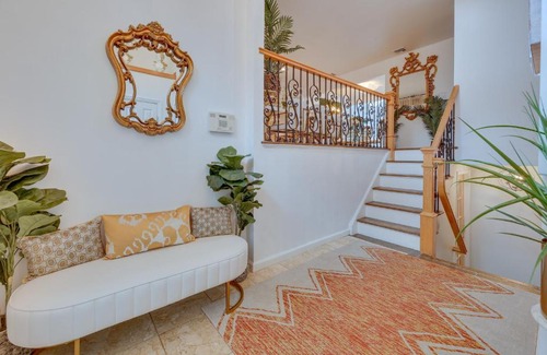 Lake Grove House | Discover Dreams of Paradise: Poolside Retreat Awaits