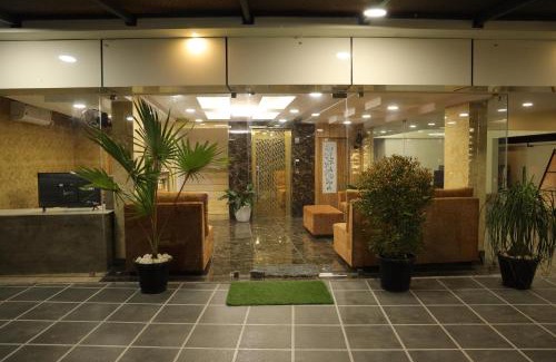 Alwaye Hotel | Guest Favorite: Dreams Paradise Airport Residency Awaits