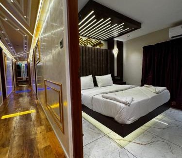Mullakkal Bed & Breakfast | Dreams Spectrum Luxury houseboat