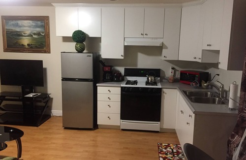 Burbank House | Dreams & Streams: Romantic Patio Retreat with Top Amenities