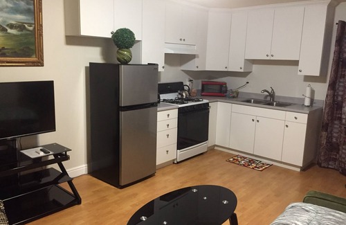 Burbank House | Dreams & Streams: Romantic Patio Retreat with Top Amenities
