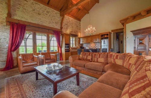 Saint-Medard-d'Excideuil Villa | Elegant Villa with Private Heated Pool & Breakfast Included