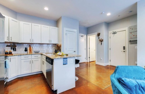 West End Condo | Unforgettable Guitar Groove Condo Near Music Row in Nashville