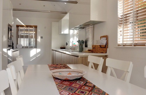 Bromley Common and Keston Cottage | Dreamwood Lodge: Pet-Friendly Retreat with Hot Tub