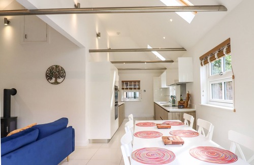 Bromley Common and Keston Cottage | Dreamwood Lodge: Pet-Friendly Retreat with Hot Tub